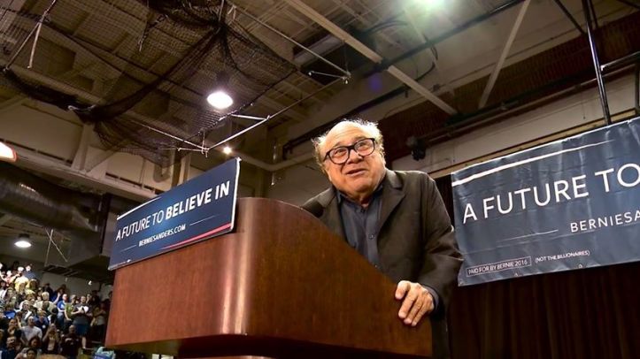 img-danny-devito-introduces-bernie-sanders-in-st-louis-917